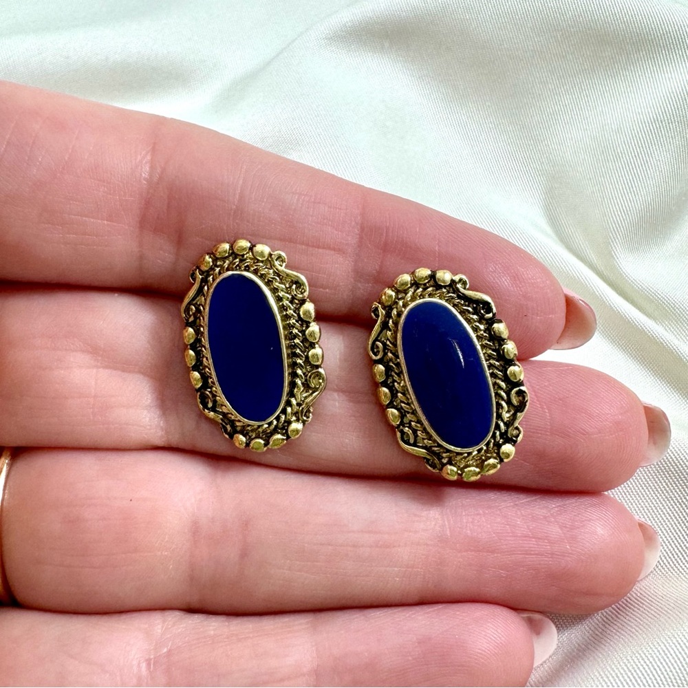 Vintage Y2K bohemian lapis blue and gold earrings in oval shape for pierced ears